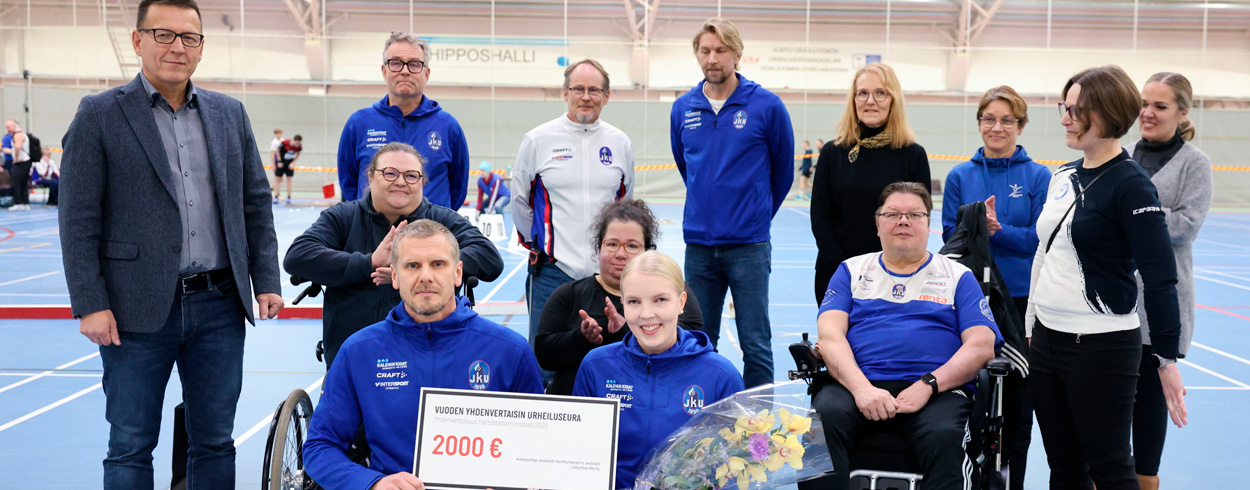 Jyväskylän kenttäurheilijat stipendillä palkittuna.